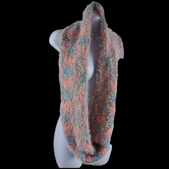 Steve Madden NWT Fuzzy Eyelash Knit Infinity Loop Scarf Pastel Rainbow Soft Cozy - Picture 3 of 10